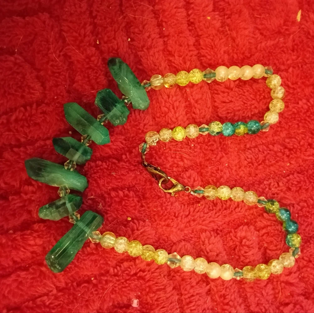 Elegant Green and Yellow Beaded Necklace - Picture 1 of 16